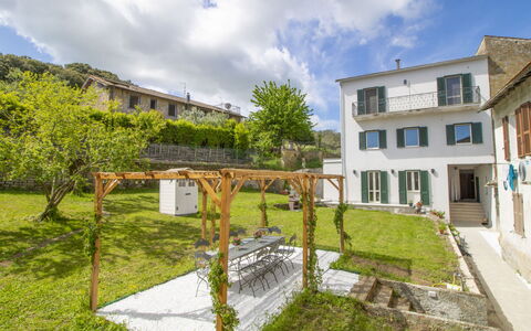 Mimmina: Nuage, Ciel, Plante, Fenêtre, Bâtiment, Arbre, Lot Terre, Design Urbain, Quartier, Herbe