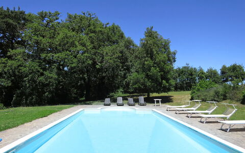 Casale Vitello: L'Eau, Ciel, Plante, Piscine, Bleu Azur, Ombre, Paysage Naturel, Arbre, Loisir, Herbe