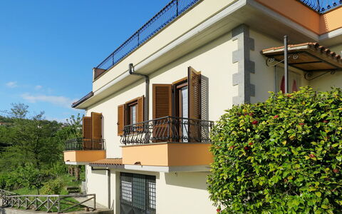 Casa Martina: Plante, Bâtiment, Propriété, Ciel, Fenêtre, Ombre, Lot Terre, Maison, Arbre, Zone Résidentielle