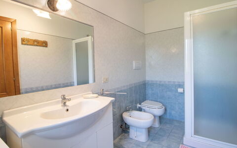 Casa Martina: Miroir, Luminaire Plomberie, Robinet, Évier, Propriété, Lavabo, Bâtiment, Salle De Bains, Violet, Armoire De Toilette