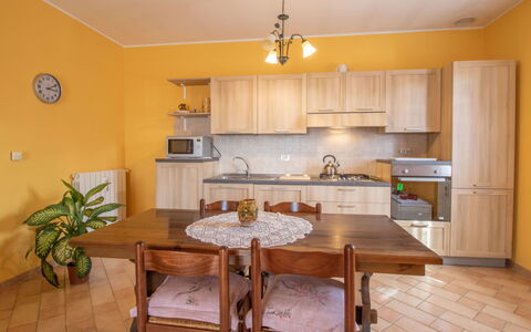 Casa Martina: Meubles, Comptoir, Plante, Cabinetry, Table, Évier, Bois, Cuisine, Éclairage, Plante D'Appartement