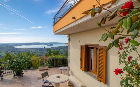 Casa Martina: Ciel, Plante, Nuage, Propriété, Bâtiment, Fleur, Fenêtre, Bois, Chalet, Ombre