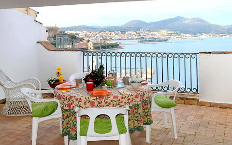 Casa Belvedere: Fleur, Ciel, Bâtiment, Meubles, Table, Propriété, L'Eau, Chaise, Plante, Pot De Fleur
