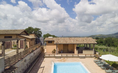 Colleflaviano: Ciel, Nuage, Bâtiment, Propriété, L'Eau, Plante, Architecture, Piscine, Arbre, Loisir