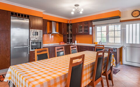 Mar: Meubles, Table, Propriété, Chaise, Bois, Éclairage, Orange, Cabinetry, Design Intérieur, Tache De Bois