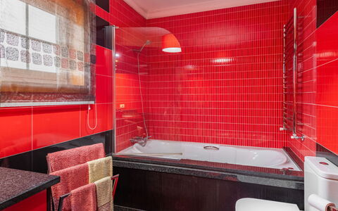 Mar: Propriété, Design Intérieur, Architecture, Luminaire Plomberie, Sol, Bois, Sol, Salle De Bains, Mur, Rouge