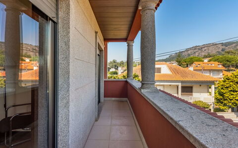 Vista Mar: Propriété, Plante, Bâtiment, Fenêtre, Ciel, Ombre, Bois, Design Intérieur, Arbre, Sol