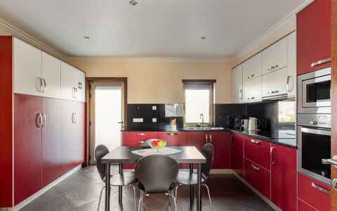 Vista Mar: Meubles, Cabinetry, Table, Bâtiment, Bois, Éclairage, Design Intérieur, Cuisine, Comptoir, Maison