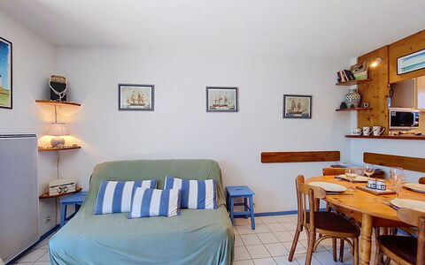 Les Mathes 200: Meubles, Design Intérieur, Bois, Pièce, Sol, Cadre, Sol, Appartement, Plafond, Éclairage