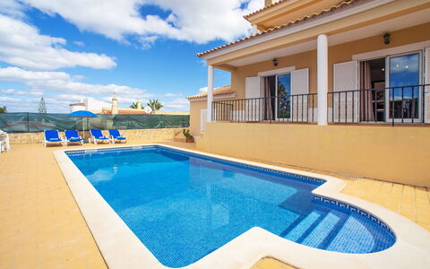 Silena: Nuage, L'Eau, Propriété, Ciel, Bâtiment, Piscine, Bleu, Bleu Azur, Ombre, Maison