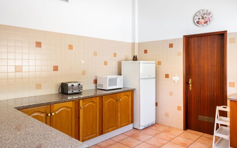 Monte Quercus: Cabinetry, Meubles, Bâtiment, Maison, Bois, Orange, Cuisine, Tiroir, Électroménager