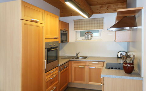 Flachau 617: Comptoir, Cabinetry, Pièce, Cuisine, Meubles, Propriété, Cuisinière, Placard, Tiroir, Bâtiment