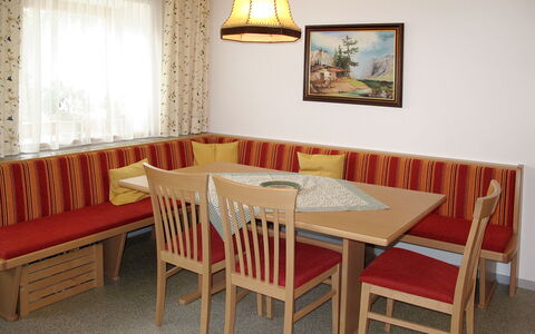 Uttendorf 627: Table, Meubles, Propriété, Cadre, Chaise, Table Cuisine Et Salle A Manger, Bois, Textile, Fenêtre, Éclairage
