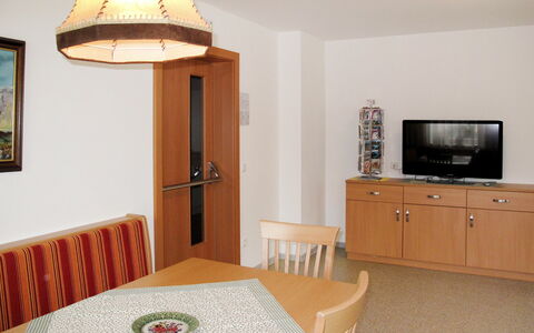 Uttendorf 627: Meubles, Propriété, Table, Cabinetry, Confort, Éclairage, Design Intérieur, Bâtiment, Bois, Chaise