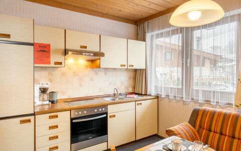 Uttendorf 627: Cabinetry, Comptoir, Meubles, Propriété, Cuisine, Cuisinière, Chaise, Évier, Bois, Appareil De Cuisine