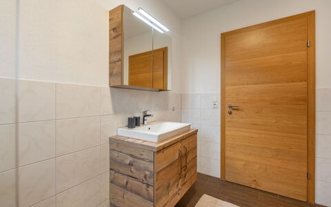 Stumm im Zillertal 647: Pièce, Propriété, Salle De Bains, Tuile, Meubles, Sol, Design Intérieur, Armoire De Toilette, Accessoire Salle De Bain, Évier