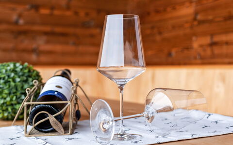 Stumm im Zillertal 647: Verres À Pied, Verre De Vin, Champagne Verres À Pied, Verre, Drinkware, Boisson, Vaisselle, Du Vin, Bouteille De Vin