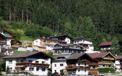 Mayrhofen 816: Plante, Arbre, Maison, Bâtiment, Zone Résidentielle, Paysage Naturel, Paysage, Loisir, Herbe, Chaîne De Montagnes