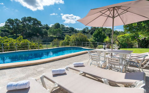 Son Femenia: Ciel, L'Eau, Nuage, Propriété, Parapluie, Bleu Azur, Piscine, Balancelle, Ombre, Mobilier De Jardin