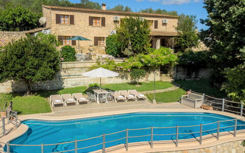 Son Femenia: Plante, L'Eau, Propriété, Ciel, Piscine, Bâtiment, La Nature, Arbre, Bleu Azur, Ombre