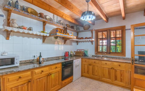 Son Femenia: Comptoir, Cabinetry, Propriété, Cuisine, Bois, Robinet, Évier, Tiroir, Design Intérieur, Tache De Bois