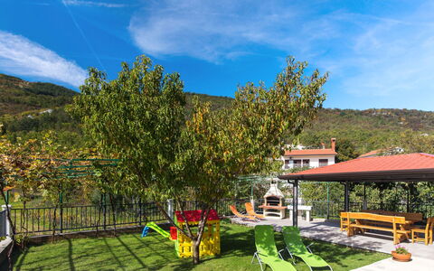 Mošćenička Draga 620: Propriété, Maison, Immobilier, Ciel, Domicile, Arbre, Zone Résidentielle, Architecture, Herbe, Bâtiment