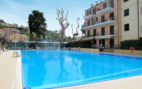 Cala Azzurra (Imp312): L'Eau, Ciel, Bâtiment, Propriété, Fenêtre, Piscine, Bleu Azur, Plante, Arbre, Maison