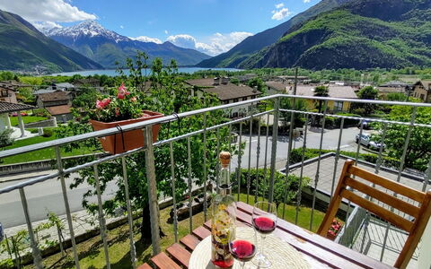 Lago di Mezzola 615: Nuage, Montagne, Ciel, Plante, Propriété, Bâtiment, Pot De Fleur, Clôture, Paysage Naturel, Table