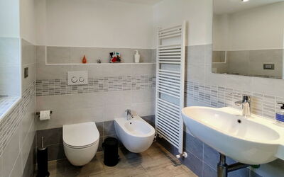 Marco 615.1: Miroir, Évier, Robinet, Lavabo, Luminaire Plomberie, Propriété, Salle De Bains, Design Intérieur, Sol, Sol