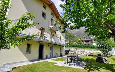 Lago di Mezzola 615: Plante, Bâtiment, Propriété, Fenêtre, Arbre, Maison, Herbe, Table, Design Urbain, Loisir