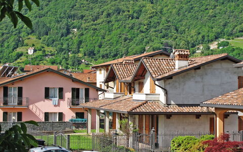 Dongo 660: Zone Résidentielle, Propriété, Maison, Ville, Bâtiment, Domicile, Quartier, Village, Établissements Humains, Véhicule