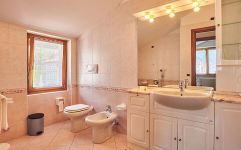 Dongo 660: Miroir, Luminaire Plomberie, Armoire De Toilette, Évier, Robinet, Propriété, Cabinetry, Lavabo, Violet, Salle De Bains