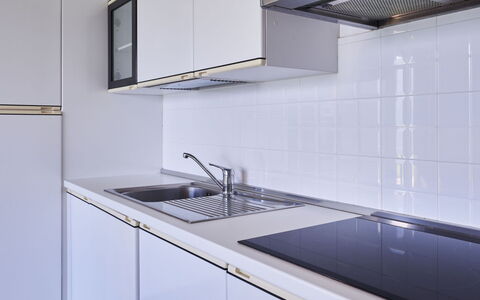 Gravedona 736: Robinet, Comptoir, Cabinetry, Evier, Évier, Propriété, Cuisinière, Luminaire Plomberie, Appareil De Cuisine, Cuisine
