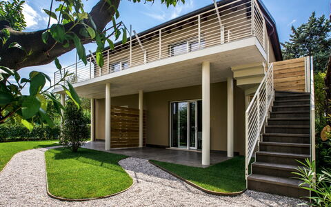 Manerba 646: Plante, Ciel, Nuage, Bâtiment, Vert, Ombre, Arbre, Lot Terre, Design Urbain, Herbe