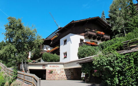 Ortisei St Ulrich 609: Maison, Propriété, Architecture, Bâtiment, Immobilier, Ciel, Domicile, Tourisme, Arbre, Station De Montagne