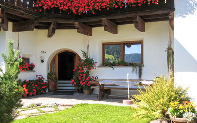Ortisei St Ulrich 609: Fleur, Plante, Bâtiment, Fenêtre, Maison, Pot De Fleur, Porte, Végétation, Jaune, Chaise