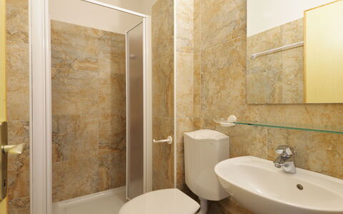 Moena 703: Salle De Bains, Propriété, Pièce, Mur, Design Intérieur, Tuile, Robinet, Luminaire Plomberie, Sol, Architecture
