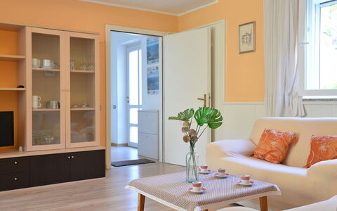 Lago di Caldonazzo 700: Pièce, Salon, Propriété, Meubles, Design Intérieur, Orange, Bâtiment, Jaune, Sol, Maison
