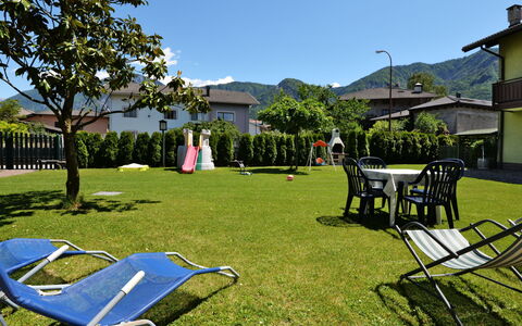 Lago di Caldonazzo 701: Propriété, Pelouse, Herbe, Loisir, Cour, Maison, Immobilier, Arbre, Arrière-Cour, Chaise Pliante