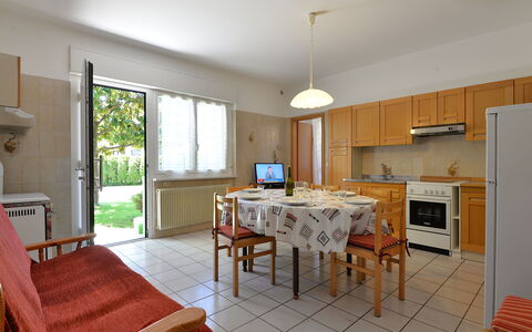 Lago di Caldonazzo 701: Pièce, Meubles, Propriété, Bâtiment, Sol, Design Intérieur, Maison, Table, Immobilier, Plafond