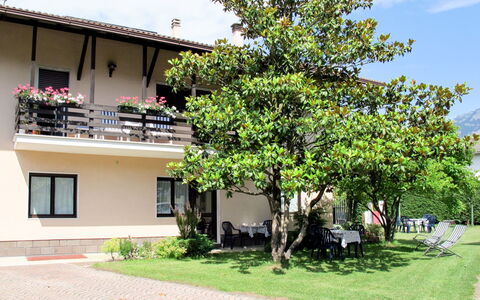 Lago di Caldonazzo 701: Propriété, Arbre, Maison, Immobilier, Domicile, Suppression Des Plantes Ligneuses, Plante, Bâtiment, Quartier, Architecture