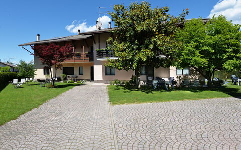Lago di Caldonazzo 701: Ciel, Nuage, Plante, Bâtiment, Propriété, Arbre, Maison, Lot Terre, Ombre, Design Urbain