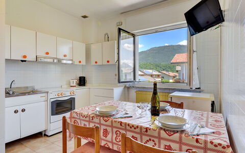 Lago di Caldonazzo 701: Propriété, Pièce, Meubles, Bâtiment, Cuisine, Maison, Immobilier, Design Intérieur, Table, Sol
