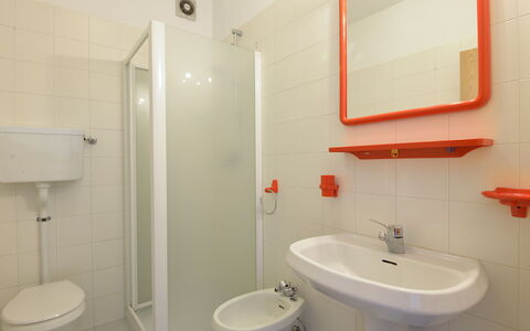 Lago di Caldonazzo 701: Salle De Bains, Propriété, Pièce, Mur, Luminaire Plomberie, Immobilier, Design Intérieur, Architecture, Maison, Robinet