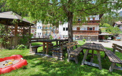 Campitello 647: Herbe, Cour, Arrière-Cour, Table, Espace Public, Arbre, Jardin, Pelouse, Loisir, Maison