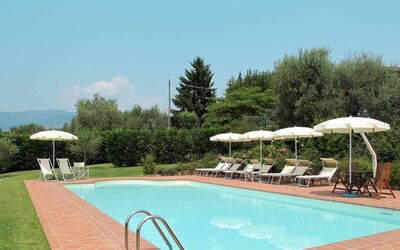 Pescia 631: L'Eau, Ciel, Plante, Piscine, Nuage, Parapluie, Chaise, Arbre, Mobilier De Jardin, Ombre