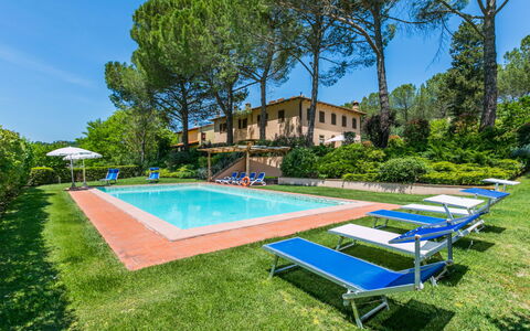 Castelfiorentino 649: Plante, Bâtiment, Ciel, Propriété, Arbre, Piscine, Bleu Azur, Maison, Ombre, L'Eau