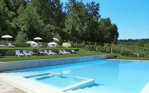 Castelfiorentino 651: L'Eau, Ciel, Plante, Piscine, Bleu Azur, Bâtiment, Ombre, Rectangle, Arbre, Herbe
