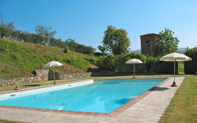 Castellina In Chianti 651: L'Eau, Plante, Propriété, Piscine, Ciel, Bleu Azur, Arbre, Ombre, Rectangle, Herbe