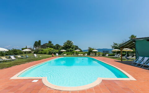 Pomarance 650: L'Eau, Ciel, Propriété, Piscine, Bleu Azur, Plante, Arbre, Plan D'Eau, Ombre, Bâtiment